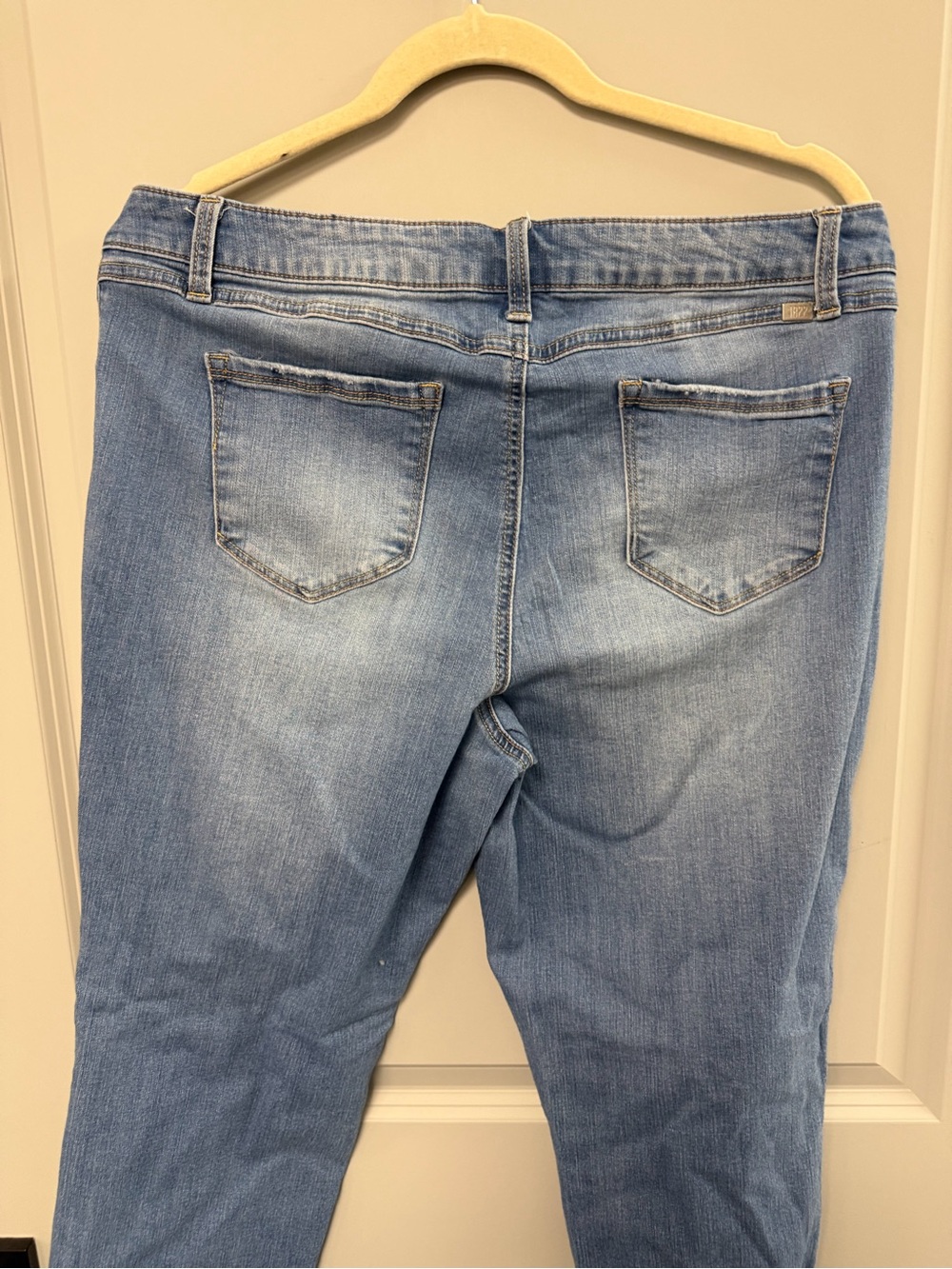 1822 Denim Light Blue Cropped Frayed Hem Jeans - Picture 6 of 6